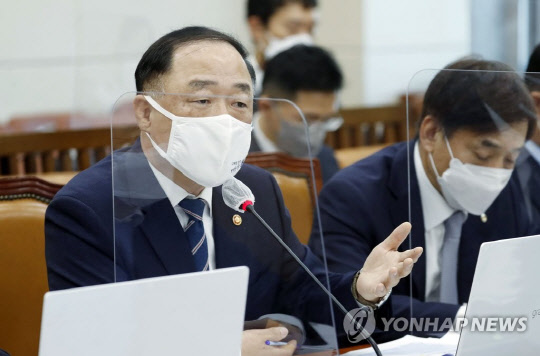 홍남기 부총리 겸 기획재정부 장관이 작년 10월 국회에서 열린 기획재정위원회의 기획재정부 종합국정감사에서 의원 질의에 답변하고 있다. <연합뉴스>